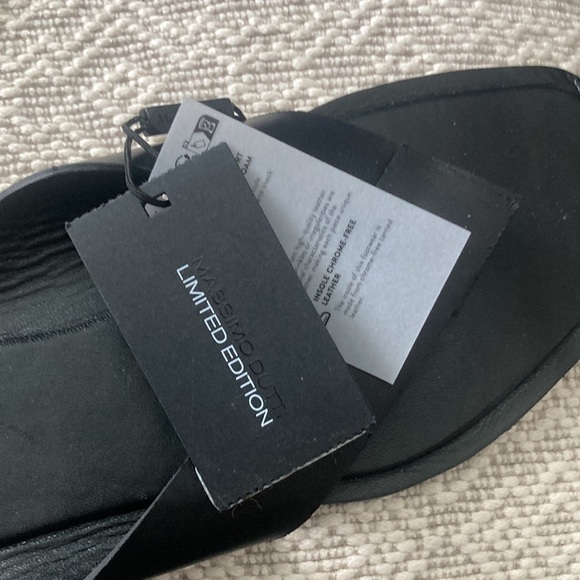 Beautiful black flip flops. - Picture 4 of 5